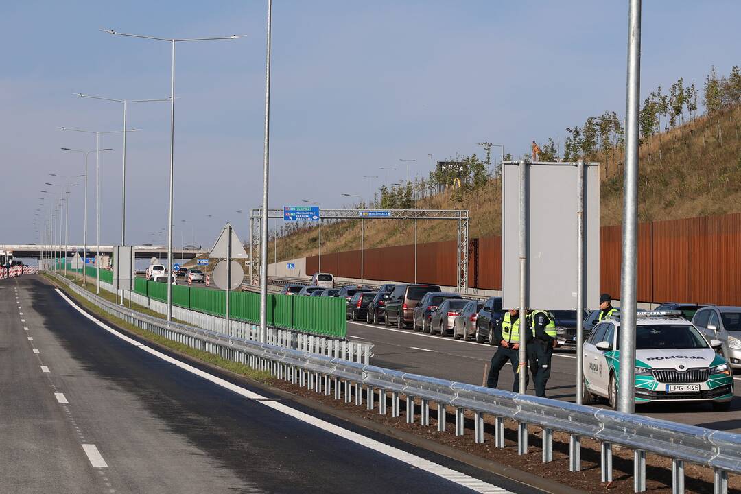 A1 kelyje atidarytas vidurinis tiltas per Nerį