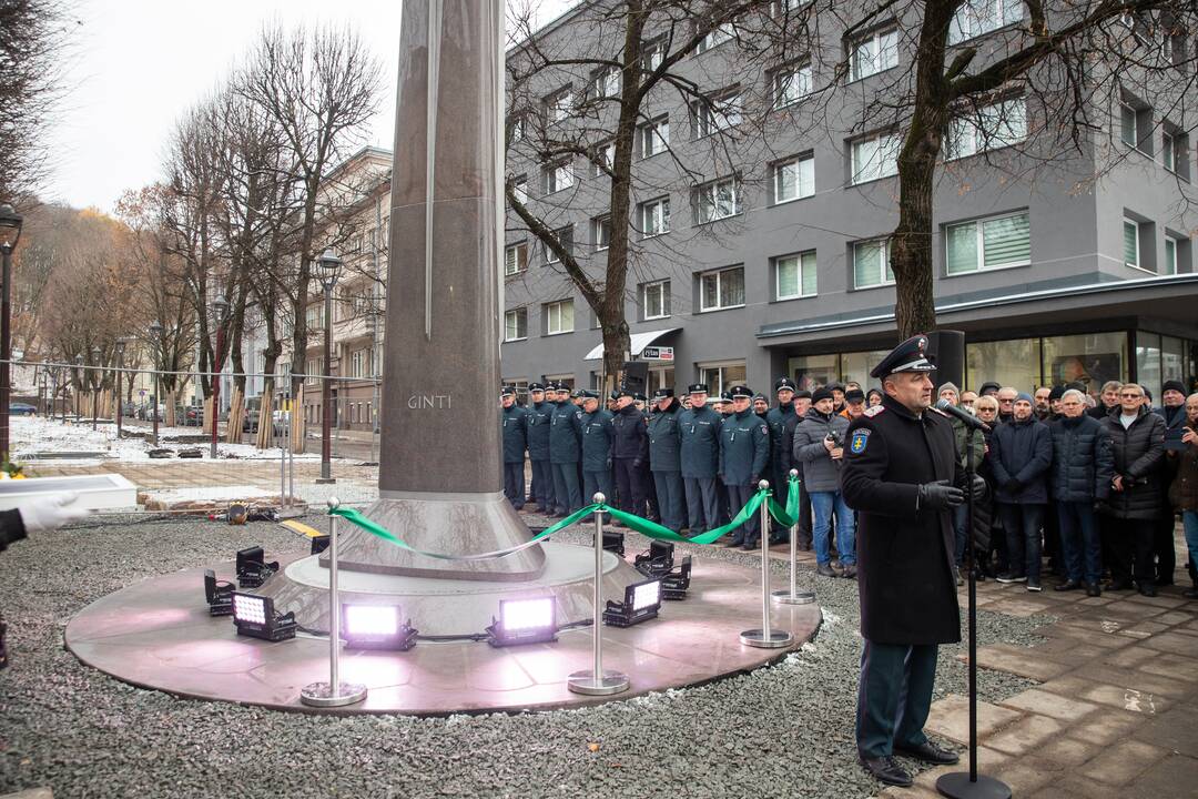 Oficialiai atidengtas policijai skirtas obeliskas