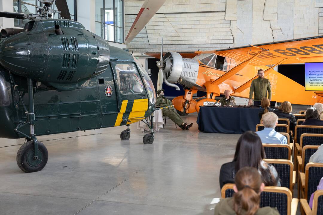Aviacijos muziejuje savanoriai dalijosi patirtimi Ukrainoje