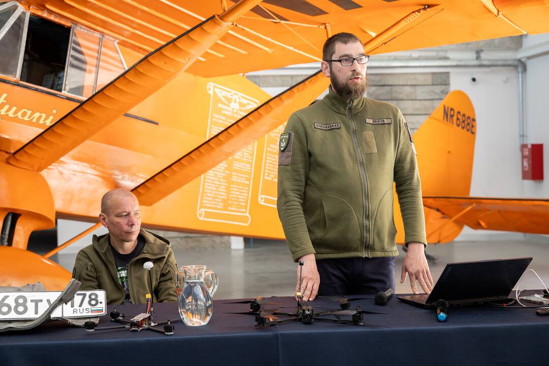 Aviacijos muziejuje savanoriai dalijosi patirtimi Ukrainoje