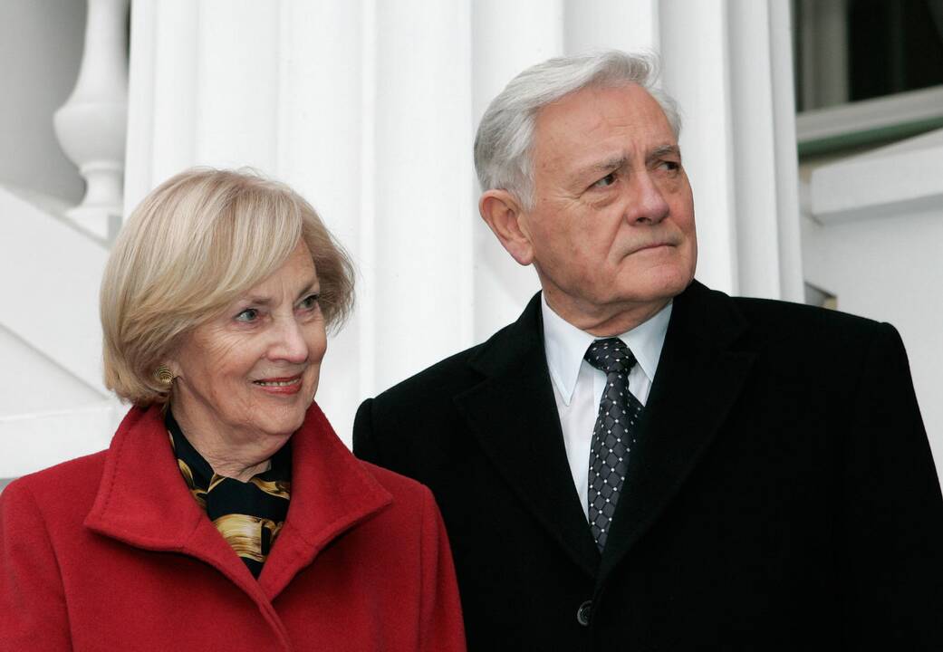 1998 m. įvyko Lietuvos prezidento rinkimų antrasis turas. Prezidentu išrinktas Amerikos lietuvis, aplinkosaugininkas Valdas Adamkus.