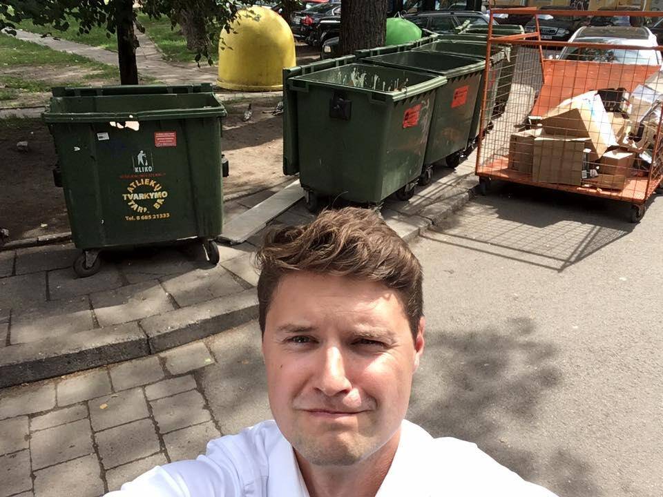 Konservatorius „Tautišką giesmę“ giedojo prie šiukšlių konteinerių