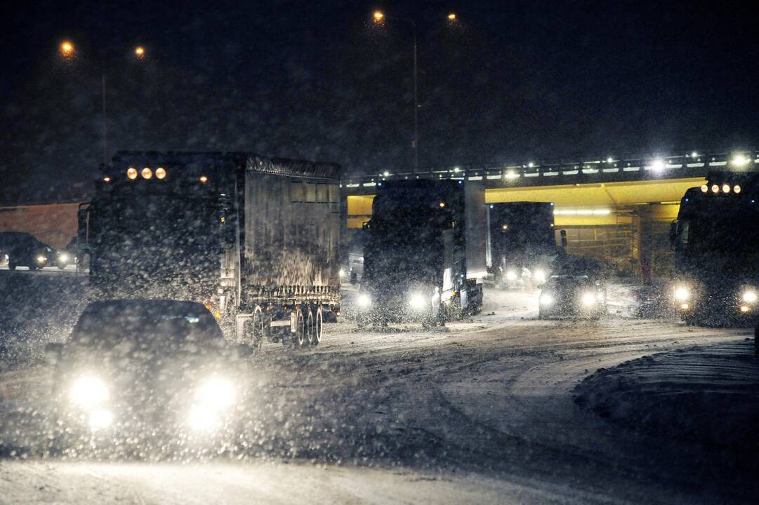 Įspėja: naktį eismą sunkins plikledis, lijundra