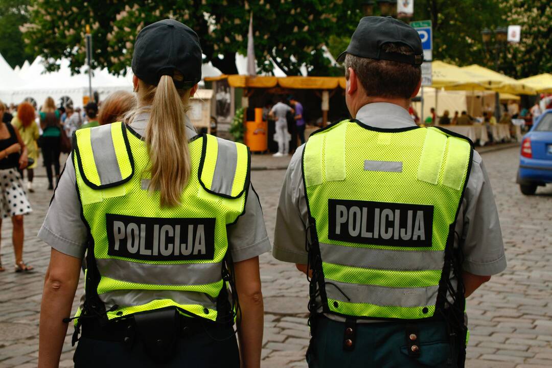 Tramdydama girtą moterį Palangoje nukentėjo jauna policininkė