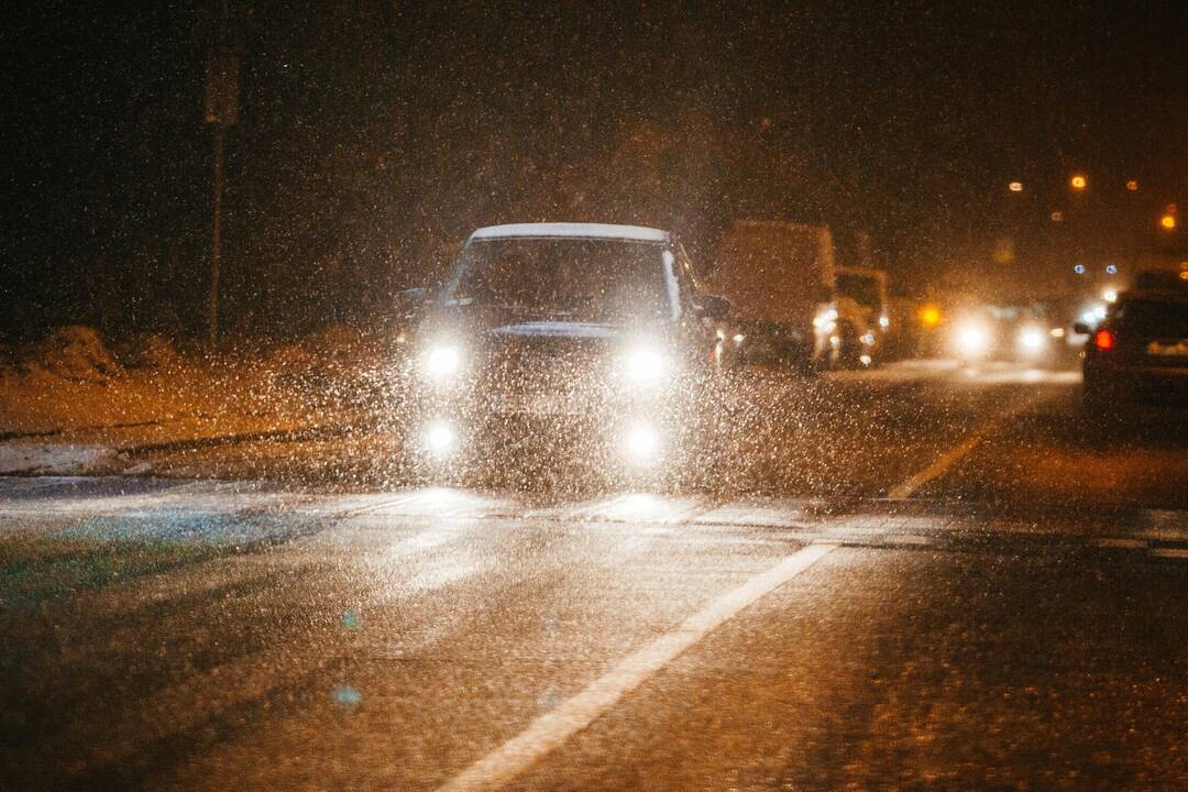 Važiuokite saugiai: eismo sąlygas sunkina šlapdriba