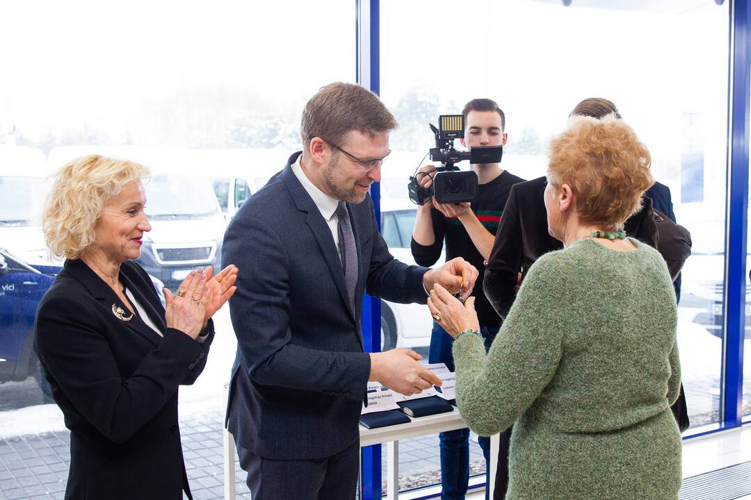 Neįgaliesiems nupirkti nauji autobusiukai