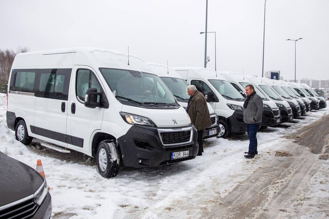 Neįgaliesiems nupirkti nauji autobusiukai