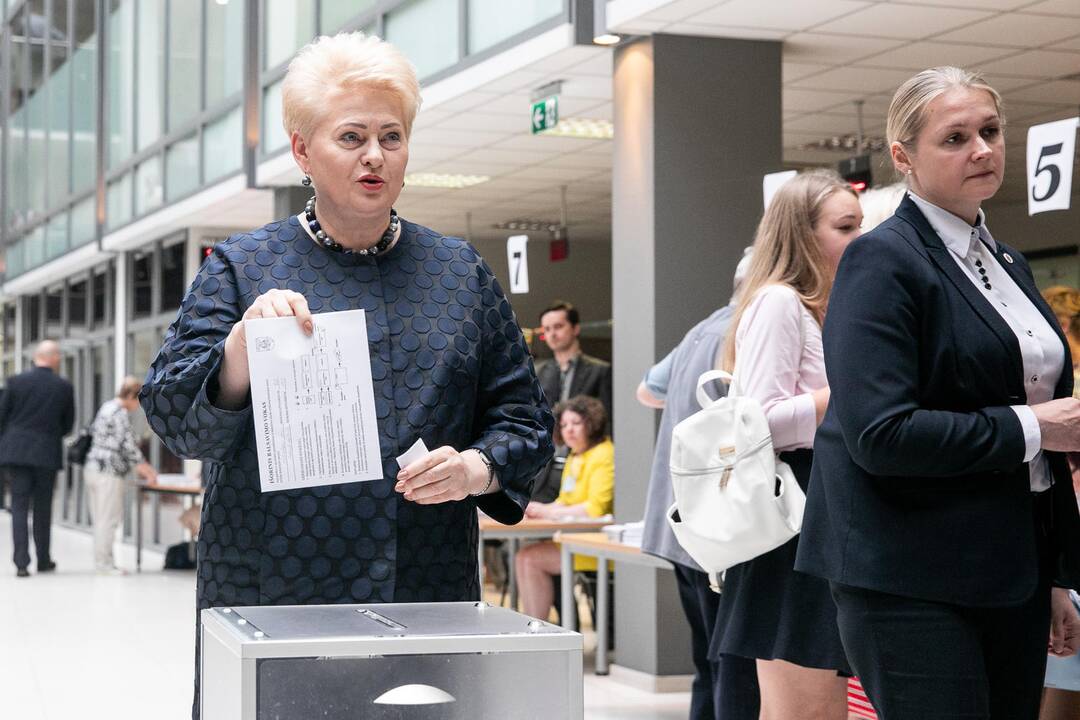 Iš anksto balsavo prezidentė D. Grybauskaitė