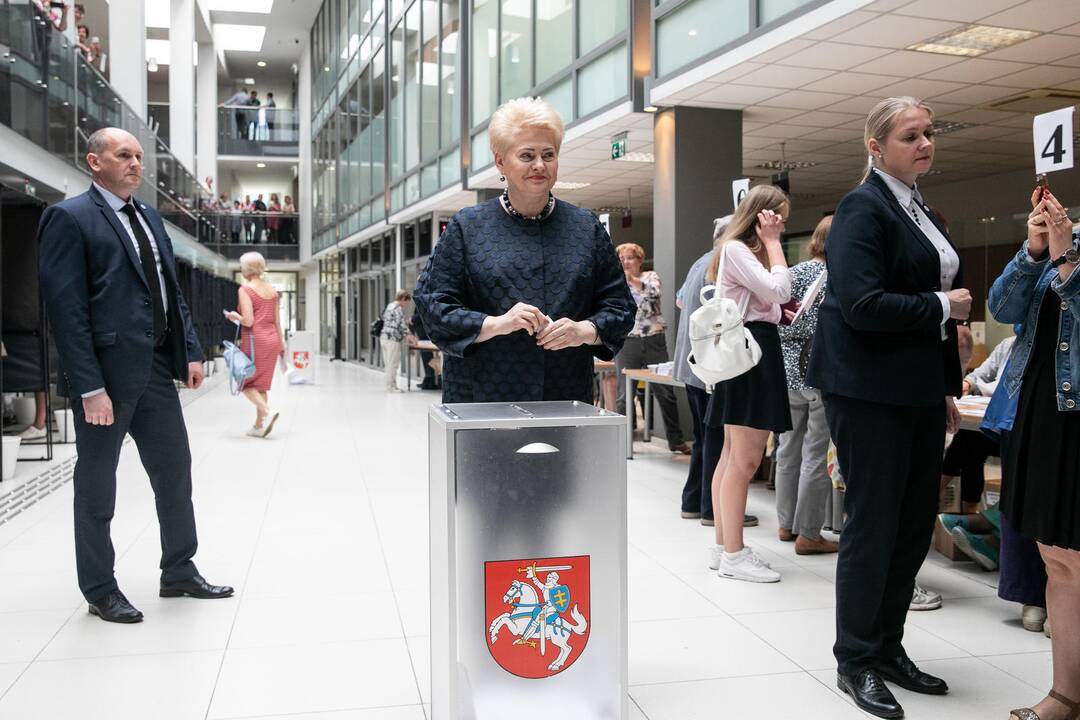 Iš anksto balsavo prezidentė D. Grybauskaitė