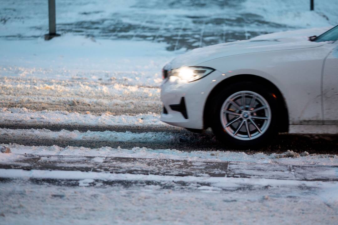 Kelininkai įspėja vairuotojus: naktį eismo sąlygas sunkins plikledis