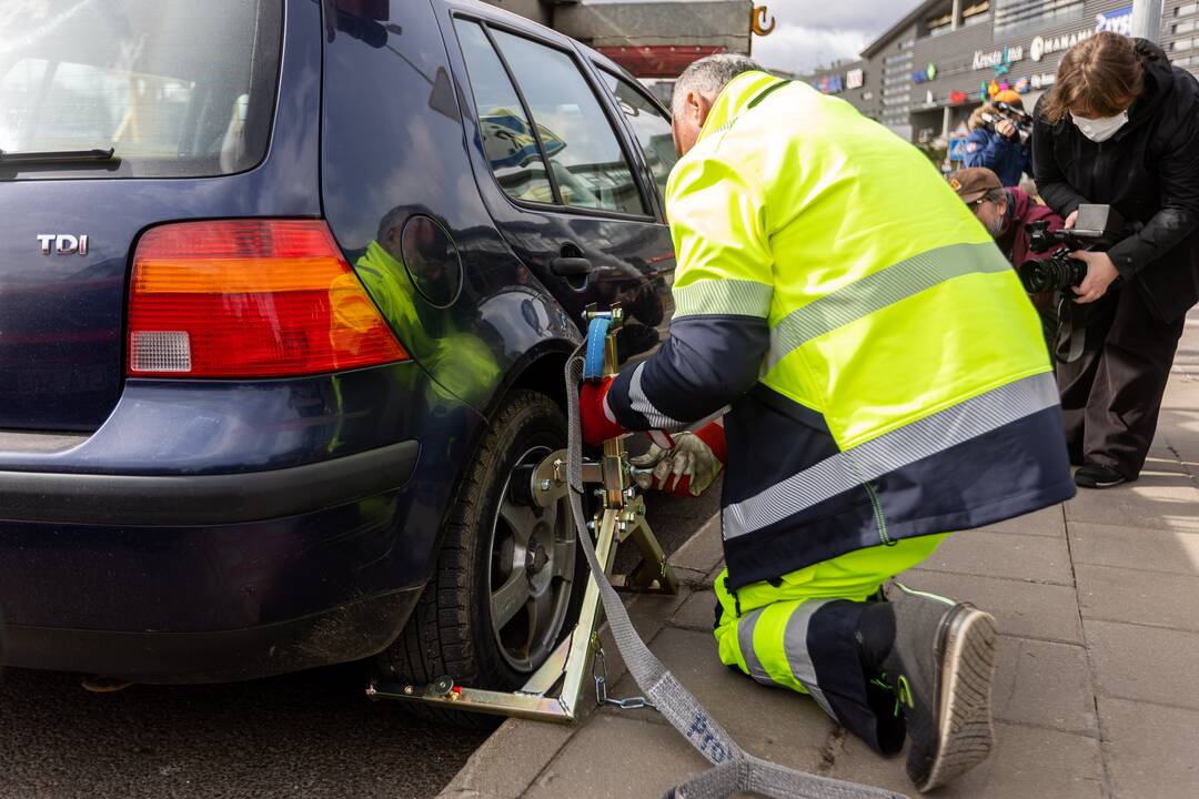 Spaudos konferencija dėl automobilių nutempimo