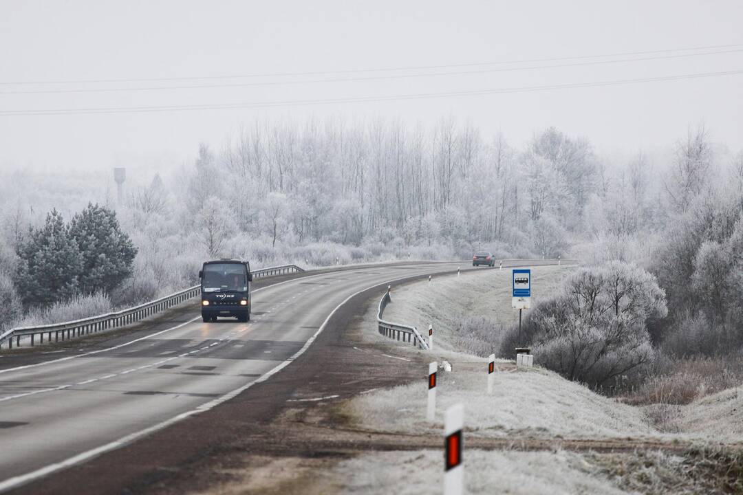 Įspėja vairuotojus: mažesnio intensyvumo keliuose vietomis slidu