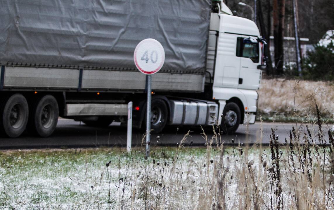 Rinkitės saugų greitį: naktį eismo sąlygas sunkins plikledis