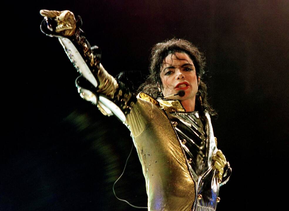 1958 m. gimė JAV dainininkas, tituluojamas popkaraliumi, Michaelas Jacksonas