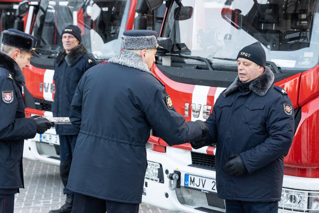 Ugniagesiams perduotos naujos automobilinės kopėčios
