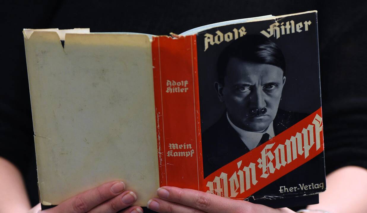 2010 m. Rusijoje uždrausta Vokietijos nacių lyderio Adolfo Hitlerio autobiografinė knyga „Mein Kampf“ („Mano kova“) dėl jos ekstremistinio turinio