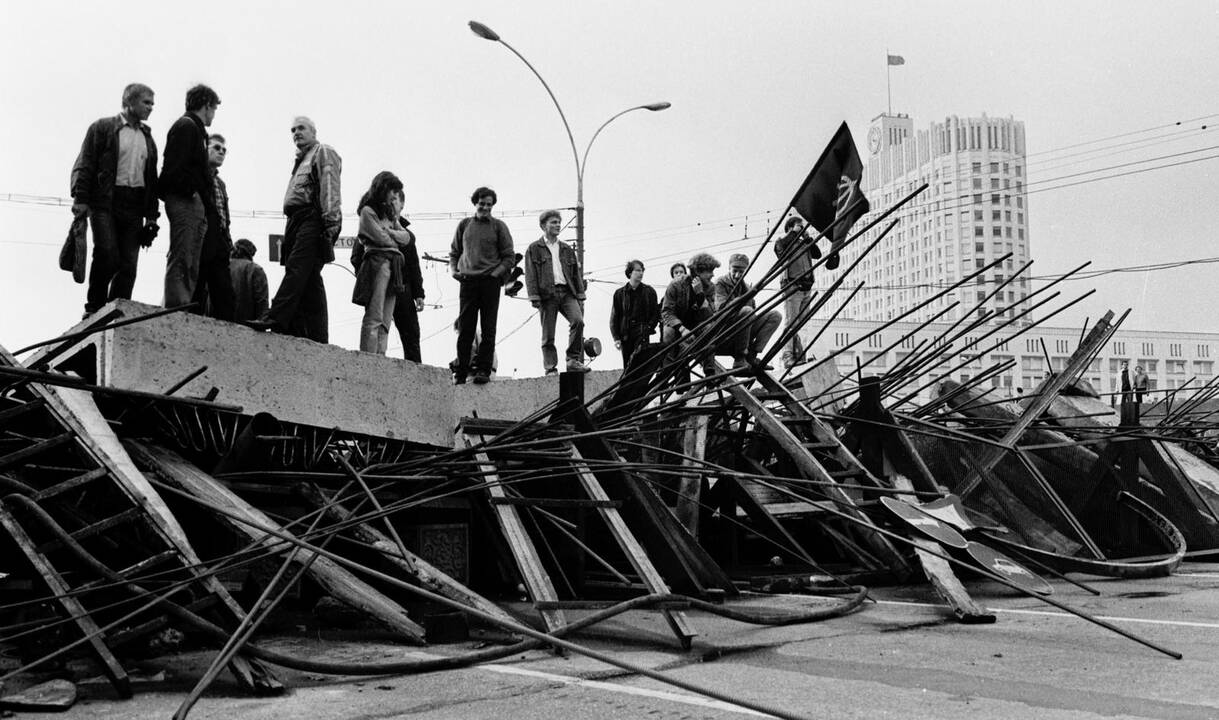 1991 m. nepavykus perversmui, Sovietų Sąjungos prezidentas Michailas Gorbačiovas grįžo į Maskvą vykdyti savo pareigų