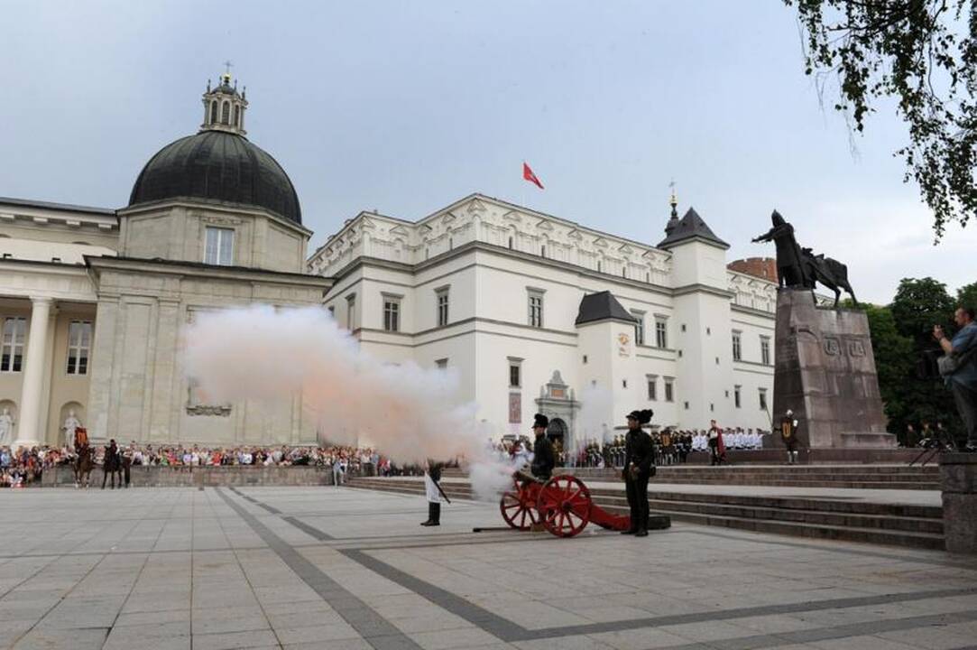 Katedros aikštėje griaudės šūviai