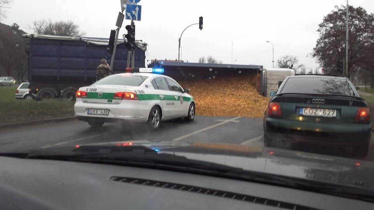 Sunkvežimio avarija Vilniuje sukėlė milžinišką spūstį