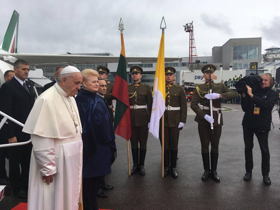 Popiežiaus lėktuvas nusileido Vilniuje
