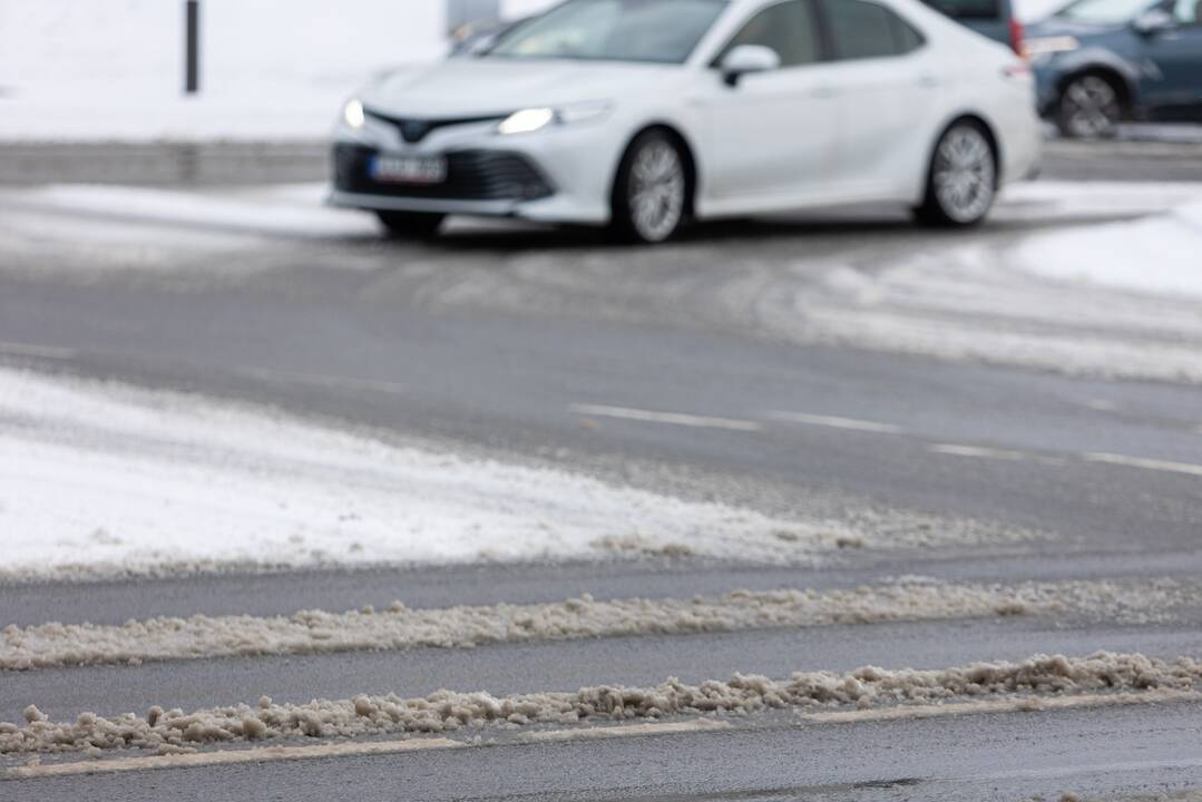 Rajoniniuose keliuose yra slidžių ruožų, naktį formuosis plikledis
