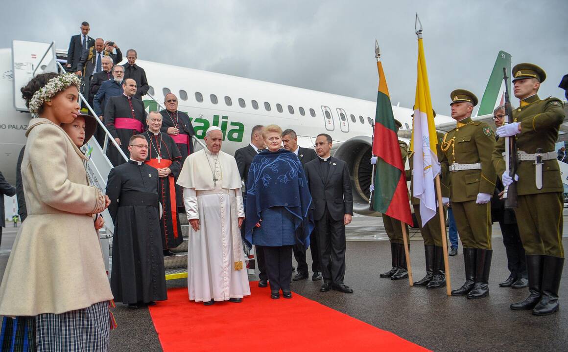 Popiežiaus lėktuvas nusileido Vilniuje