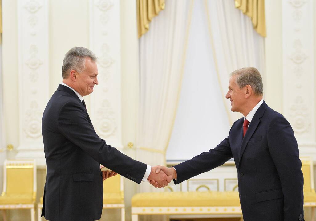 Prezidentas priėmė ambasadorių skiriamuosius raštus