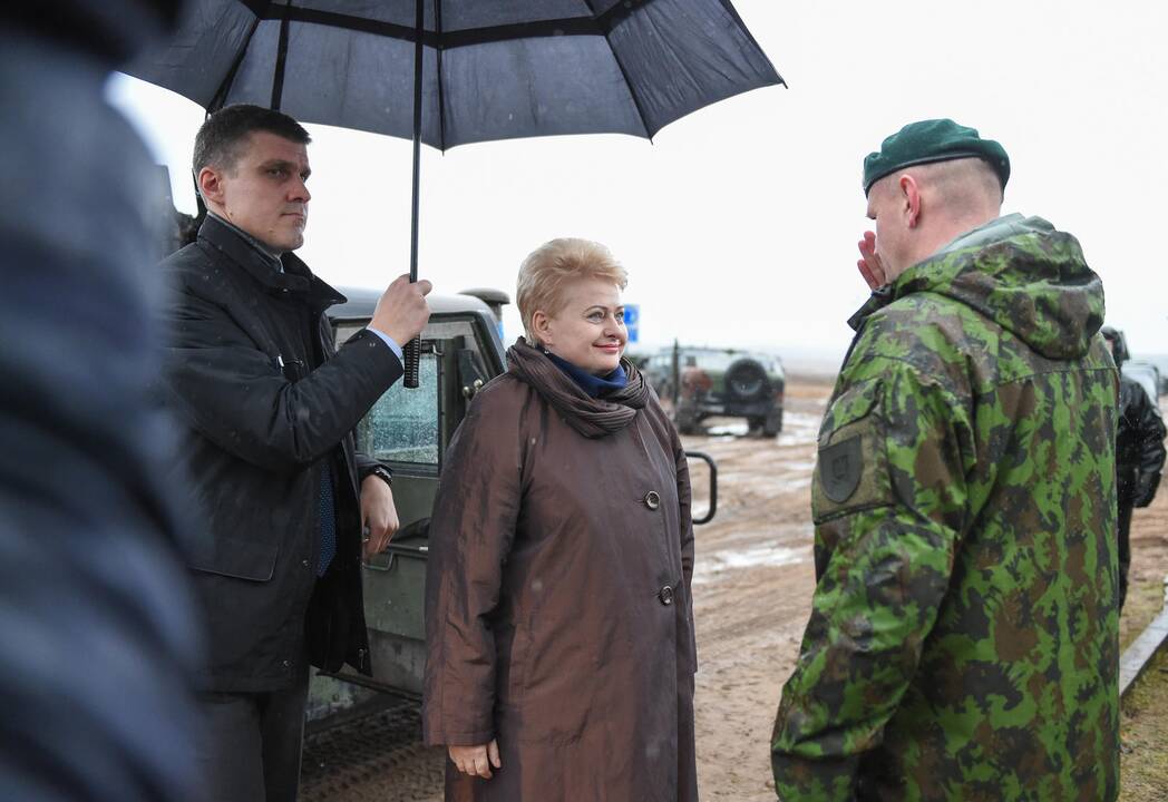 Prezidentė stebėjo NATO pratybas Pabradėje