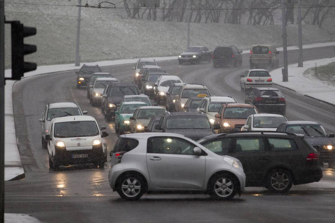 Dešinės rankos taisyklė kelyje – viena esminių, bet dažnai pamirštama