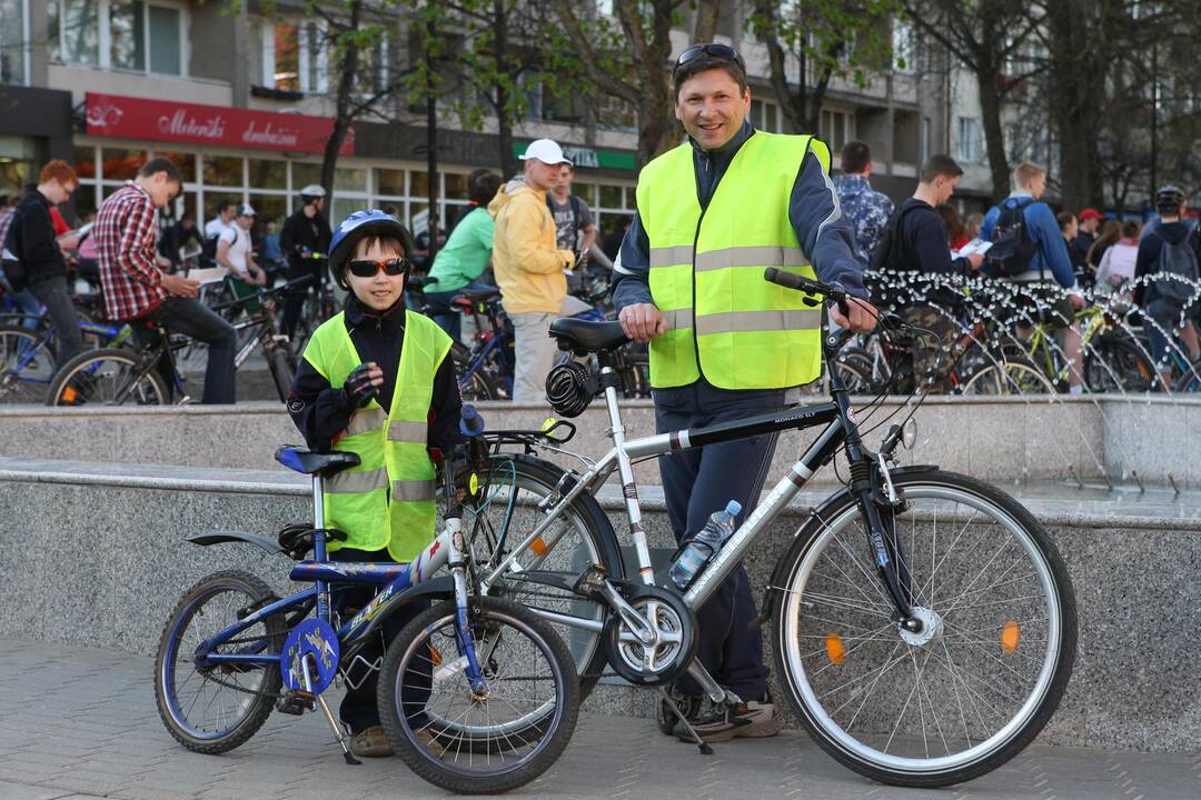 Nuo liepos dviratininkai privalės dėvėti specialią liemenę