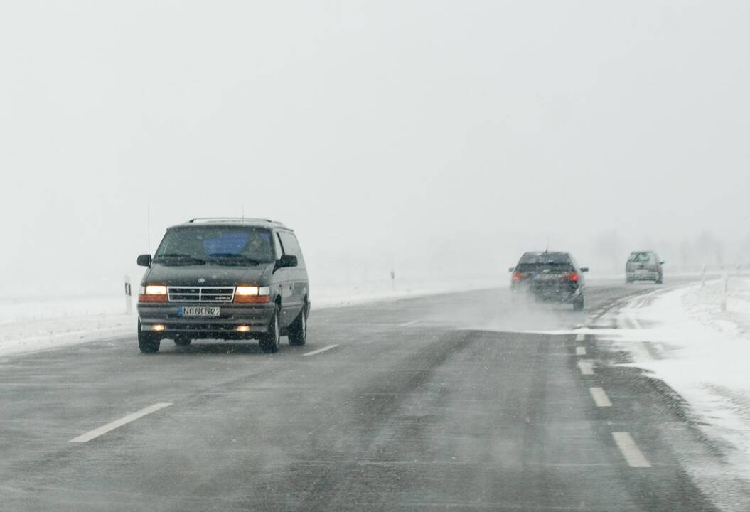 Įspėja: rajoniniai keliai išlieka slidūs