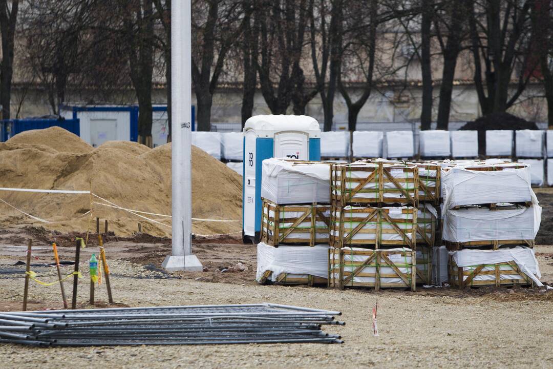 Remontuojamoje Lukiškių aikštėje – aliarmas dėl sprogmens