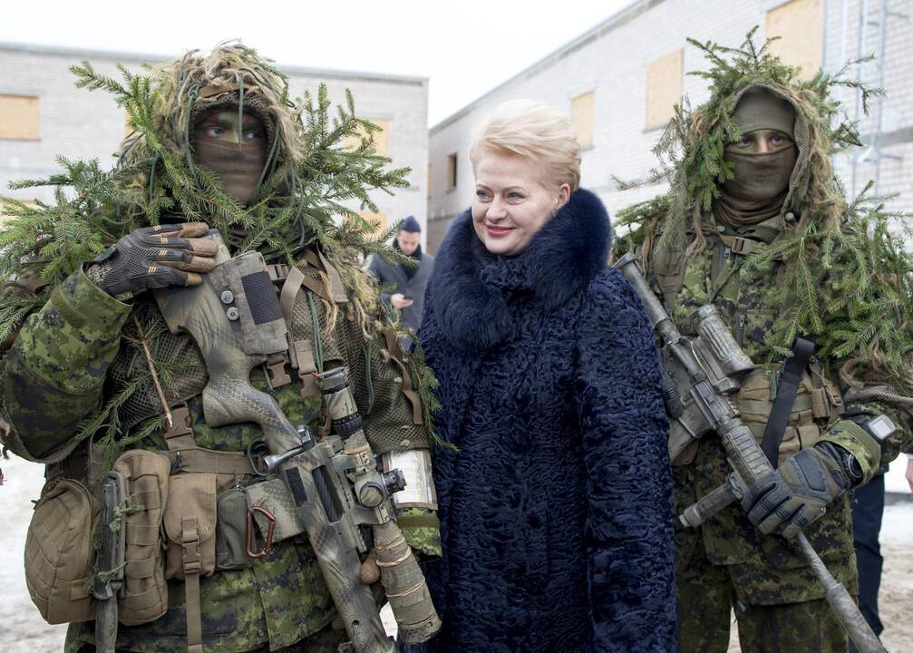 Prezidentė džiaugiasi, kad tautinės mažumos noriai jungiasi į kariuomenę