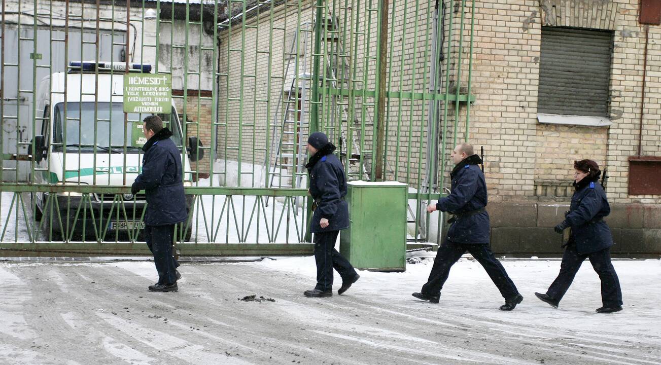 Uniformų negavusiems pataisos pareigūnams – pusės milijono eurų kompensacija