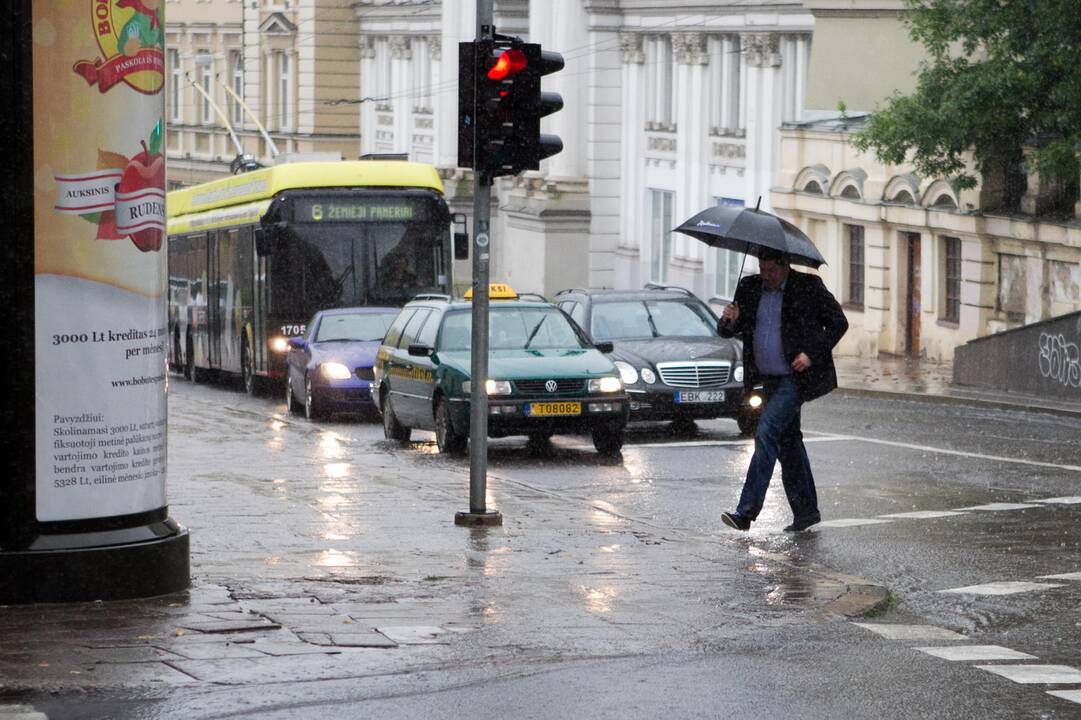 Sinoptikai: lietus trauksis labai lėtai