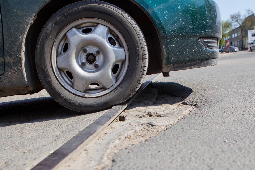 Sostinės vairuotojai išmaniai sužymėjo duobes ir jau sulaukė rezultato