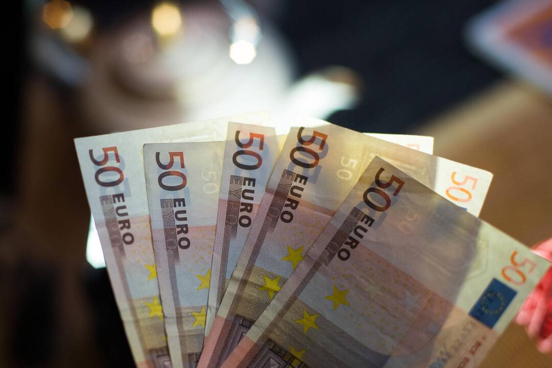 Vyriausybė pritaria atsiskaitymų grynaisiais ribojimui iki 3 tūkst. eurų