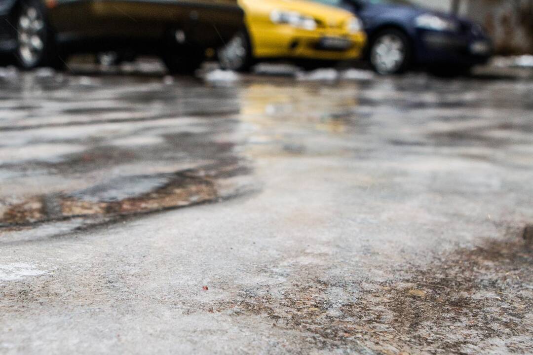 Šiaurės Lietuvoje eismą sunkina plikledis