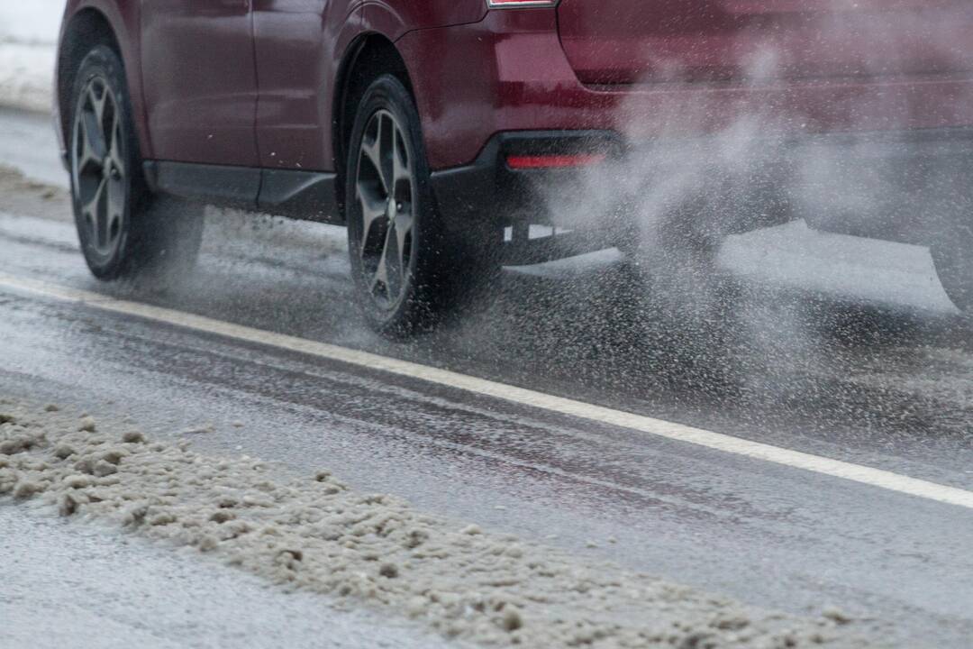 Dėl šlapdribos Skuodo ir Mažeikių rajonuose yra slidžių kelių