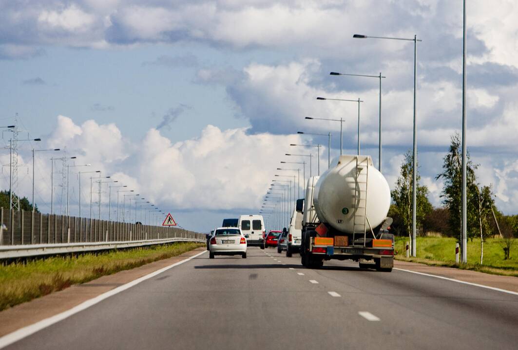 Kelių dangos kol kas daugiausia sausos, vėliau jas drėkins lietus