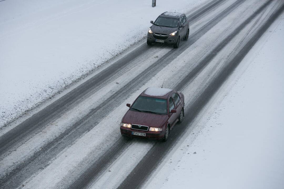 Dieną eismo sąlygas sunkins plikledis