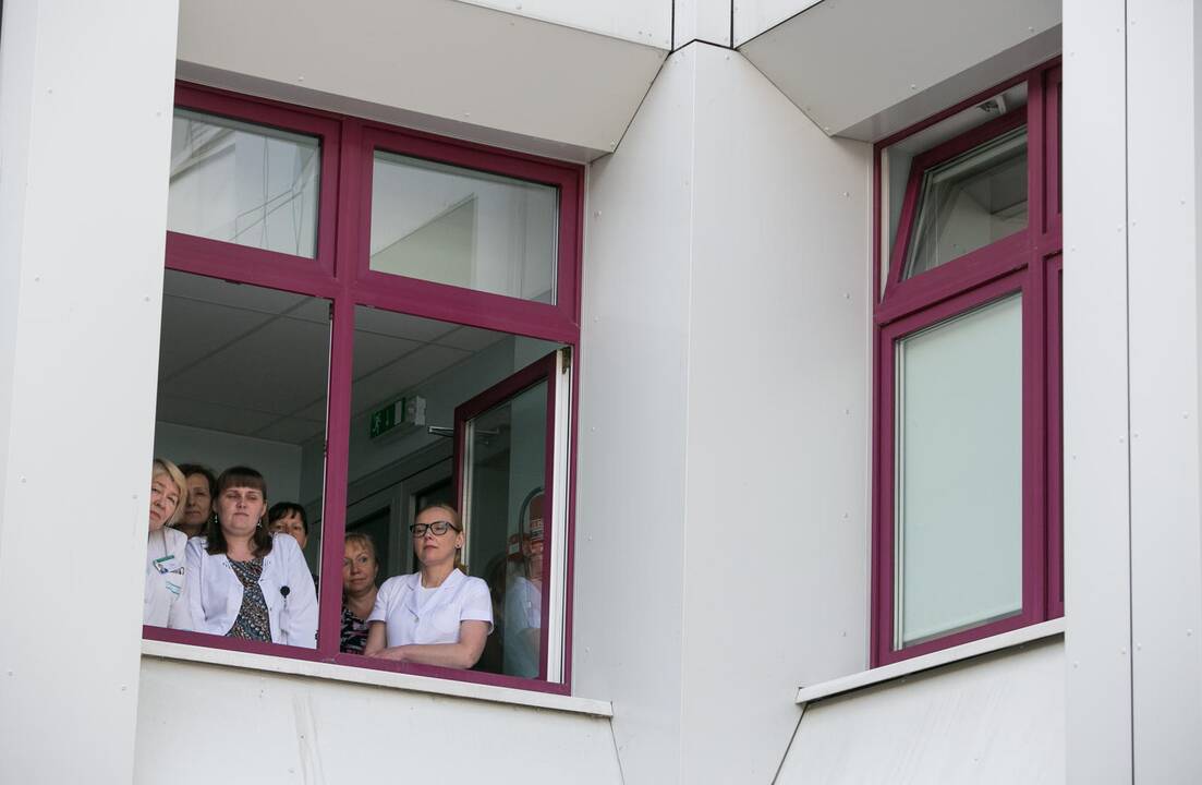 Vyriausybė aiškinsis, kodėl kai kurių medikų atlyginimai neauga