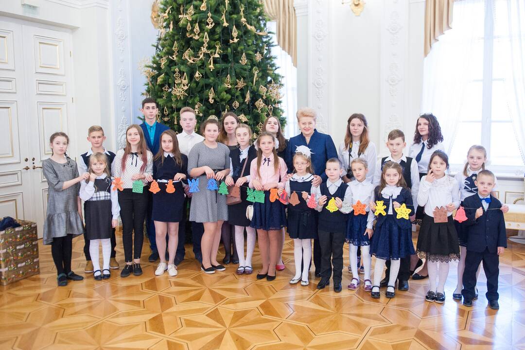Prezidentė su vaikais puošė eglę