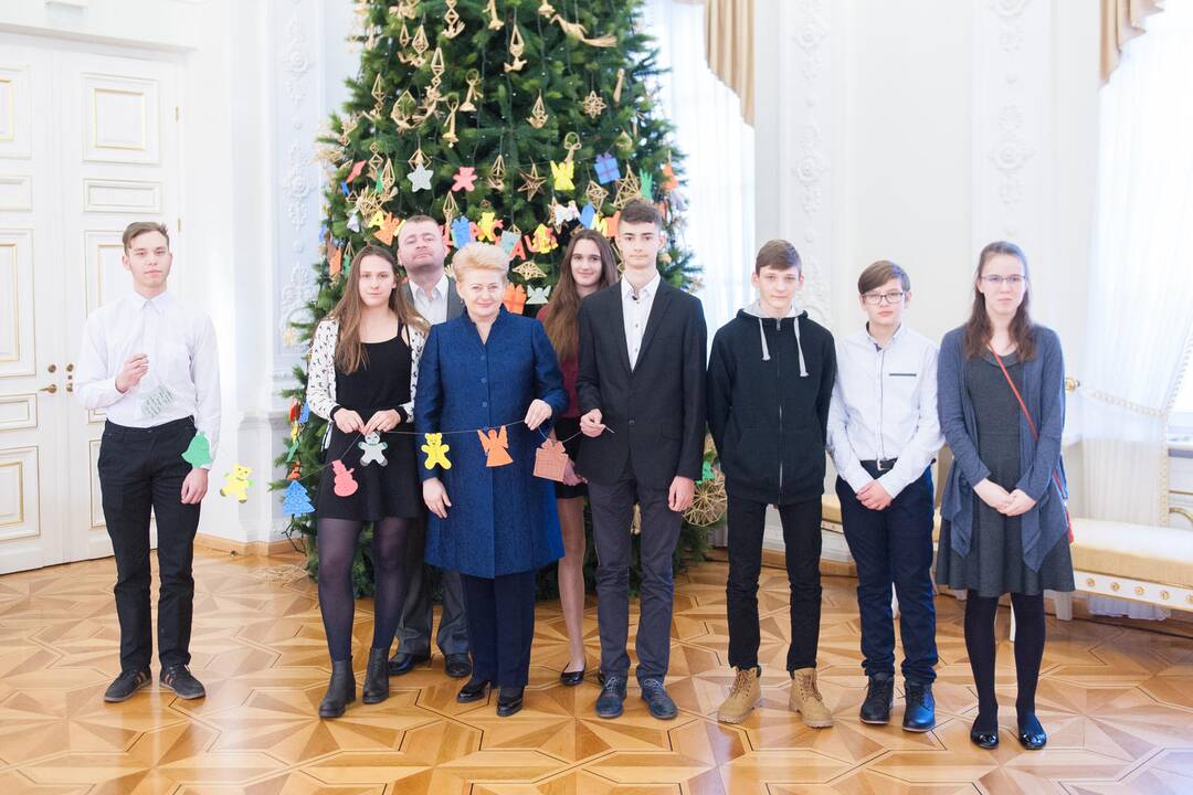 Prezidentė su vaikais puošė eglę
