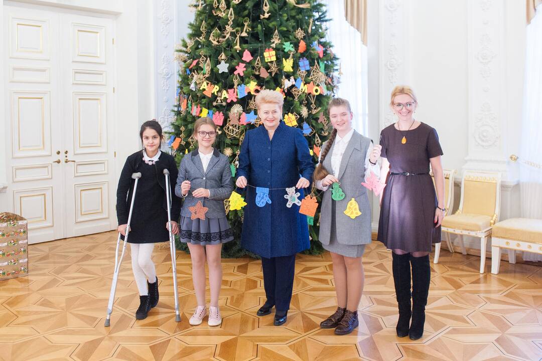 Prezidentė su vaikais puošė eglę