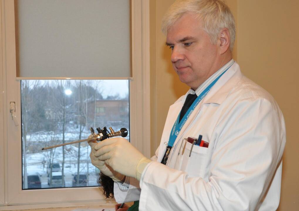 Vaikų chirurgas dr. V. Bilius ruošia prietaisą procedūrai