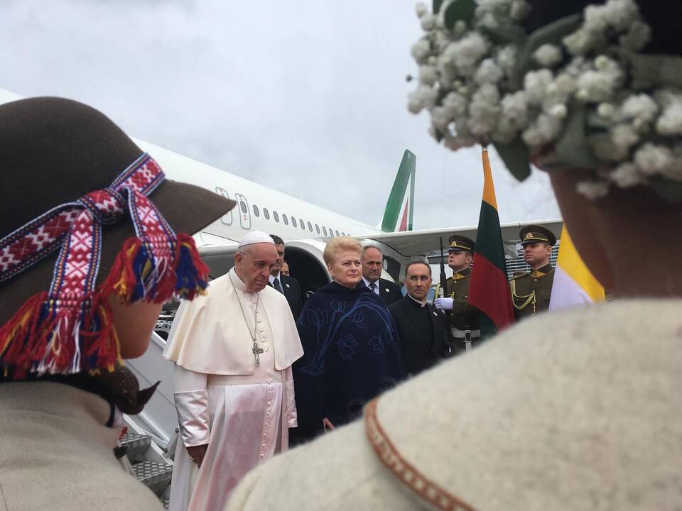 Popiežiaus lėktuvas nusileido Vilniuje