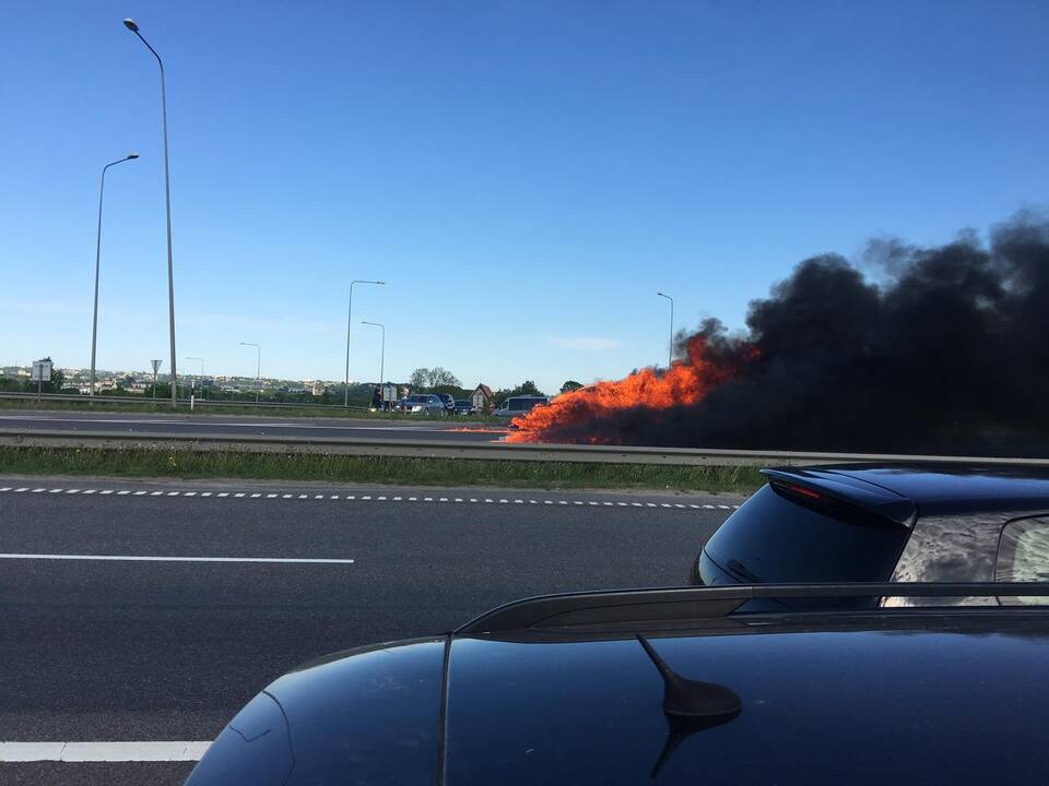 Užsidegė automobilis