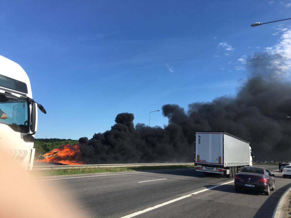 Užsidegė automobilis