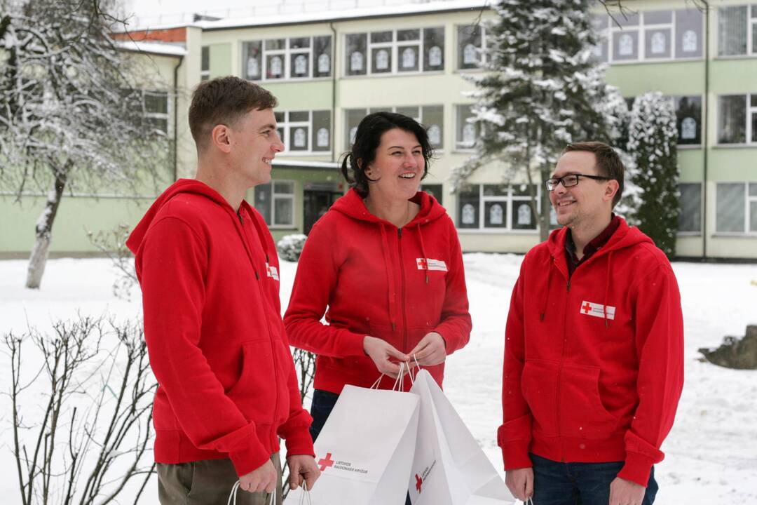 Vilniaus oro uoste pabėgėlius pasitinka Raudonojo Kryžiaus komanda